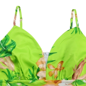 Dettaglio del tessuto con stampa di palme con spalline e chiusura a zip sul davanti