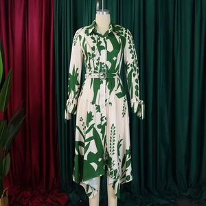 Détail de robe à fleurs avec col chemise, ceinture et ourlet asymétrique élégant