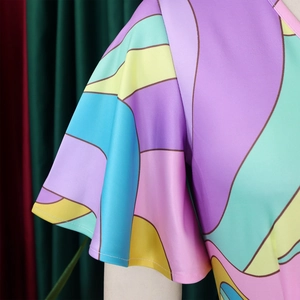 Détail de l'imprimé abstrait coloré sur les manches à volants de la robe