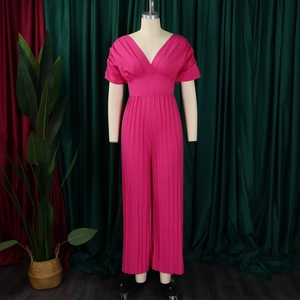 Détail de la combinaison plissée rose fuchsia à col en V profond avec taille haute fluide