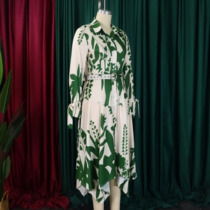 Détail de robe à imprimé feuilles tropicales avec col à revers et ceinture à strass
