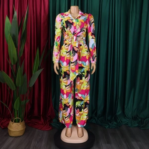 Vue détaillée de l'imprimé floral tropical sur le haut noué et le pantalon large