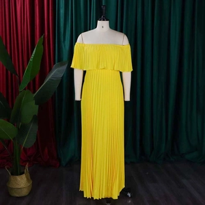 Elegantes, leuchtend gelbes, schulterfreies Plissee-Maxikleid mit Volant-Ausschnitt