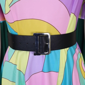 Détail de la robe à imprimé géométrique avec ceinture en cuir noir et boucle en D