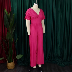 Détails de la combinaison plissée fuchsia avec col en V profond et taille haute ajustée