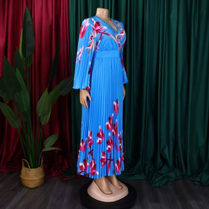 Dettaglio vestito blu con scollo a V, stampa floreale e gonna a pieghe plissettata