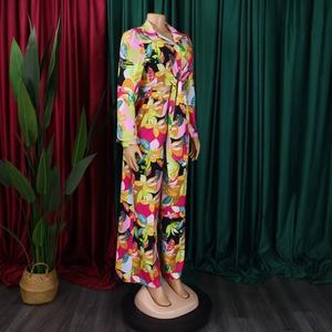 Détail de l'imprimé floral tropical sur l'ensemble deux pièces chemise et pantalon large