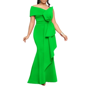 Dettaglio elegante abito a sirena verde brillante con grande fiocco e scollatura obliqua