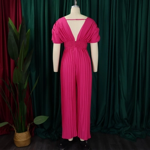 Vue arrière d'une combinaison plissée rose fuchsia avec décolleté en V profond au dos