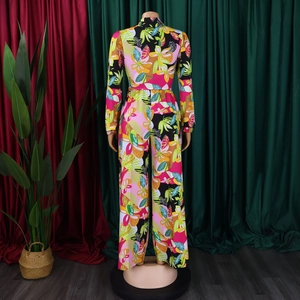 Détail du haut à fleurs tropicales et pantalon large, vue arrière sur mannequin