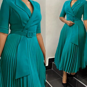 Détail de la robe midi plissée vert sarcelle avec col tailleur et ceinture assortie