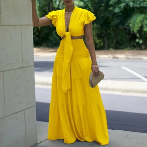 Détail d'un ensemble jaune deux pièces avec crop top à lacets et jupe longue à volants