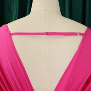 Détail des bretelles réglables au dos d'une combinaison en satin rose fuchsia