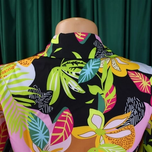 Gros plan détaillé sur le col imprimé de feuilles de palmier tropicales et fleurs jaunes