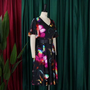 Détail de robe midi à col en V avec imprimé fleuri, papillons et ceinture sur un mannequin