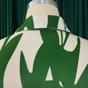 Détail de l'imprimé floral et des coutures de qualité sur le col arrière de la chemise
