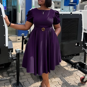 Détail des manches bouffantes et de la ceinture dorée à double boucle sur robe violette trapèze