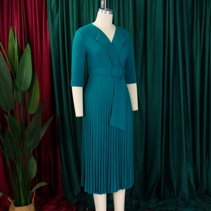 Détail de la robe midi sarcelle avec col tailleur et texture de jupe plissée fine