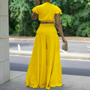 Vue arrière d'un ensemble jaune deux pièces avec crop top volanté et pantalon large