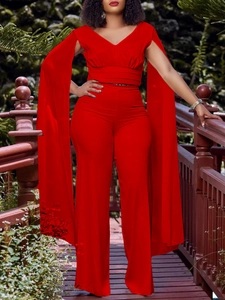 Ensemble rouge élégant avec col en V, manches fentes longues et pantalon large