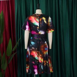 Vue détaillée du dos d'une robe midi noire à imprimé floral vibrant avec ceinture