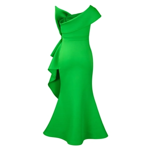 Dettaglio dell'elegante abito da sera verde brillante con ruches 3D e orlo a sirena raffinato