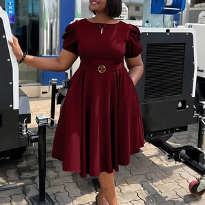 Détails de la robe bordeaux avec manches bouffantes élégantes et ceinture à boucle dorée