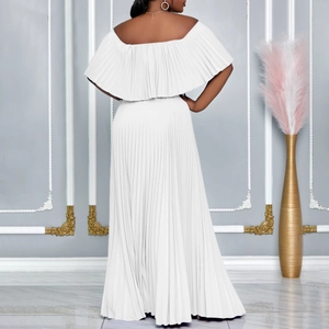 Elegantes weißes, bodenlanges Faltenkleid mit schulterfreiem Ausschnitt und Rückenansicht