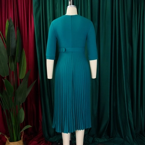 Vue arrière de la robe plissée bleu paon avec manches mi-longues et ceinture assortie