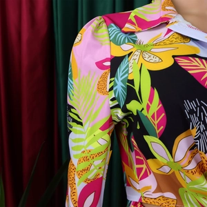 Détail de l'imprimé floral tropical sur tissu satiné soyeux avec col chemise classique