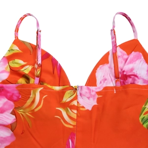 Dettaglio vestito estivo floreale con scollo a V, spalline regolabili e zip invisibile
