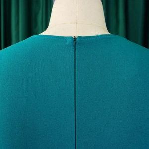 Détail de la fermeture éclair invisible au dos et du col sur robe vert foncé