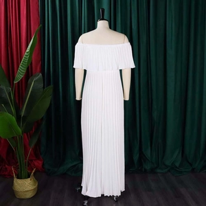 Elegantes weißes schulterfreies Maxikleid mit Plissee-Design auf einer Schneiderpuppe