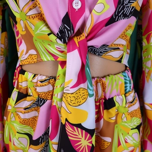 Détail de l'ensemble deux pièces à imprimé floral tropical avec chemise nouée et taille élastique