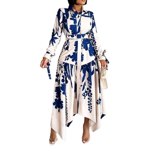 Détail de robe imprimé floral bleu et blanc avec col à revers et boutons devant