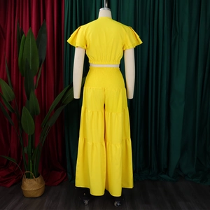 Vue arrière de l'ensemble jaune deux pièces avec crop top à volants et pantalon large à étages