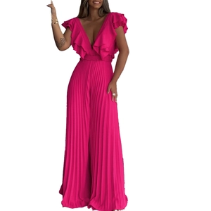 Détail d'une combinaison plissée rose fuchsia avec décolleté en V et volants