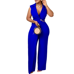 Detail des königsblauen Jumpsuits mit elegantem Reverskragen und Taillenkette