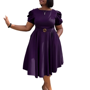 Détail d'une robe trapèze violette avec manches bouffantes et ceinture à boucle dorée