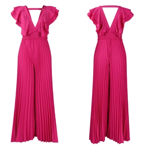 Détail de la combinaison plissée rose fuchsia avec décolleté en V et manches volantées