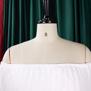Detailaufnahme des weißen schulterfreien Kleides mit feiner Plissee-Chiffon-Struktur