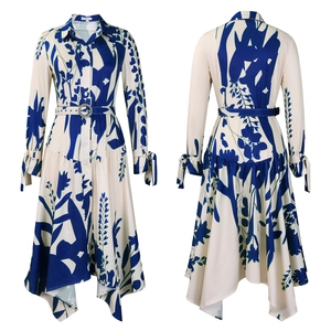 Détail d'une robe artistique à fleurs avec col à revers et ceinture pour la taille