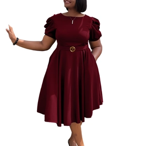Détail d'une robe trapèze bordeaux avec manches bouffantes et ceinture à boucle dorée