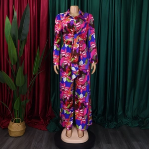 Détail de l'imprimé floral tropical vibrant sur l'ensemble chemise et pantalon large