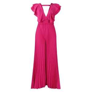 Détail d'une combinaison fuchsia avec col en V profond, volants et jambes plissées