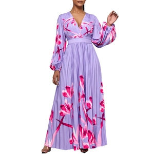 Dettaglio vestito lungo plissettato a maniche lunghe scollo a V con stampa floreale rosa