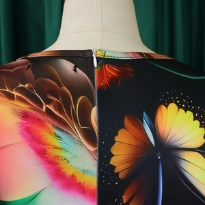 Vue macro détaillée de la fermeture éclair invisible et de l'imprimé floral coloré sur la robe
