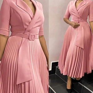 Détail de robe midi plissée rose avec col à revers, manches courtes et ceinture à boucle