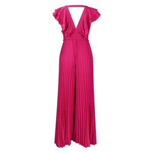 Détail de la combinaison rose foncé avec décolleté en V, manches volantées et pantalon plissé