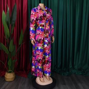 Détail d'un ensemble fleuri avec chemise courte nouée et pantalon large fluide